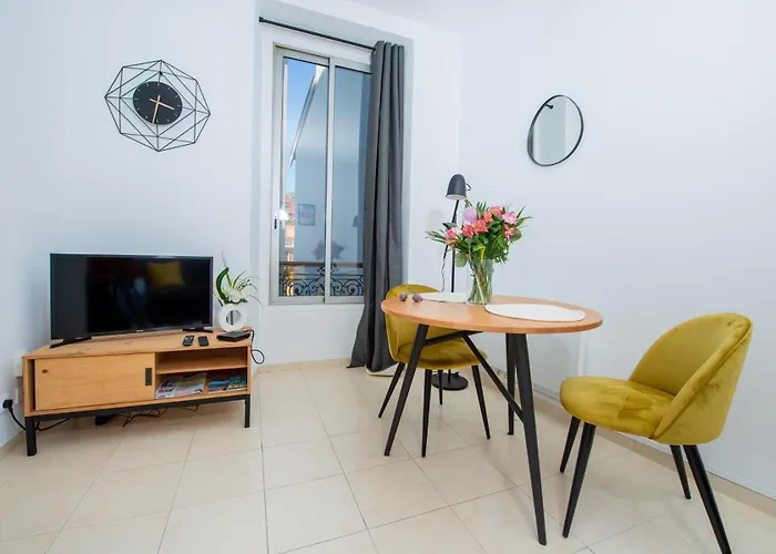 Iconic Flat アパート